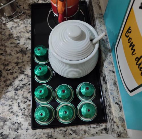 FLAT MODERNO SUDOESTE Ed Vienna Cozinha completa,wi-fi rápido ar condicionadoにあるコーヒーまたはお茶