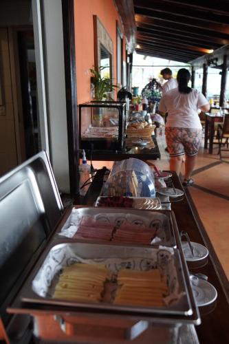 a buffet line with a tray of food on a table at Casa da Ilha & SPA in Abraão