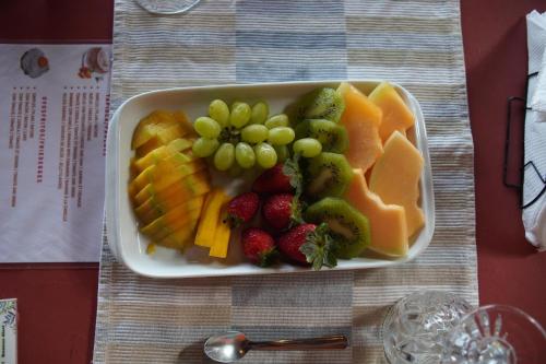 a tray of fruit and vegetables on a table at Casa da Ilha & SPA in Abraão