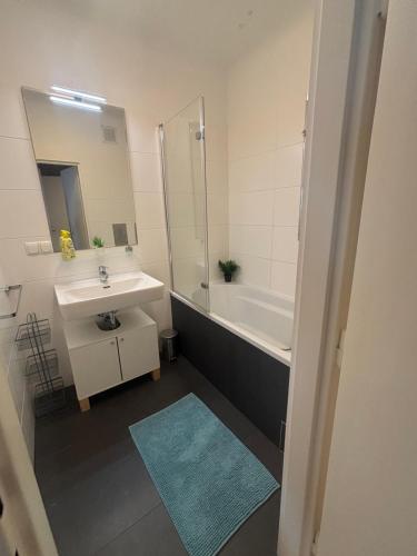 Koupelna v ubytování Central Alpha Apartment 7min to the city centar