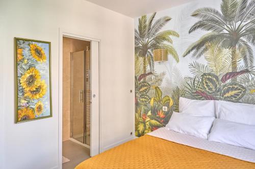 une chambre avec un lit avec un tableau sur le mur dans l'établissement AzurAppart 3-rooms Cannes Carnot, à Cannes