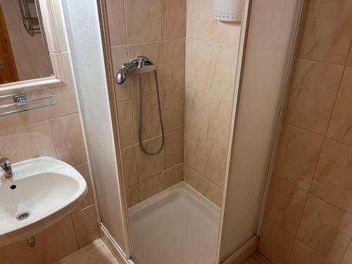 a bathroom with a shower and a sink at Klassz Apartmanház in Balatonfüred