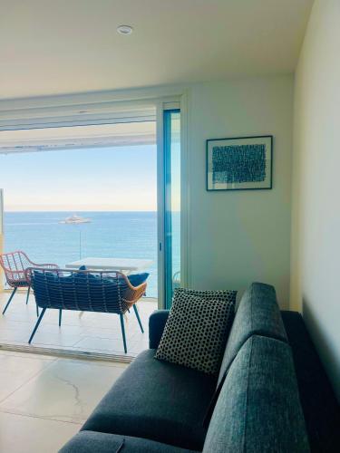 un salon avec un canapé et une table dans l'établissement Sea View Bellamare next Palais Festival, à Cannes