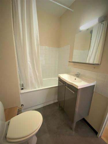 une salle de bain avec toilettes, lavabo et baignoire dans l'établissement Appartement double 7 à Limoges, à Limoges