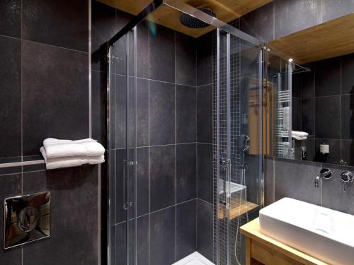 un bagno con doccia e lavandino di Charmant studio montagnard avec accès bien-être, proche centre et pistes de ski au Grand-Bornand - FR-1-467-37 a Le Grand-Bornand