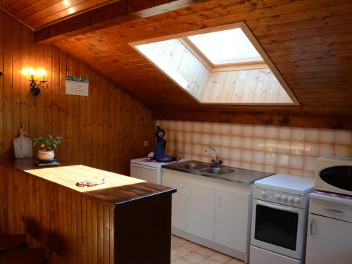 - une cuisine avec une lucarne, un évier et une cuisinière dans l'établissement Appartement cosy 3 pièces, 4 pers, balcons, proche centre et télécabines à Châtel - FR-1-676-65, à Châtel