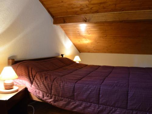 une chambre avec un lit violet avec deux lampes dans l'établissement Appartement cosy 3 pièces, 4 pers, balcons, proche centre et télécabines à Châtel - FR-1-676-65, à Châtel