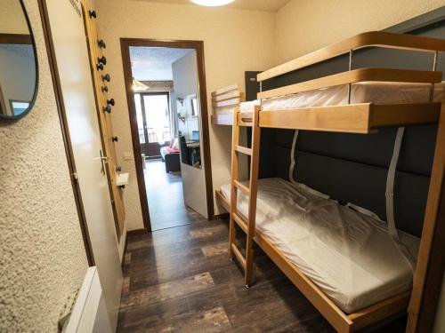 Cette chambre comprend 2 lits superposés et un couloir. dans l'établissement Studio Cosy pour 4 Pers, Proche Remontées Mécaniques et Centre, Balcon Sud, Parking Inclus - FR-1-676-121, à Châtel