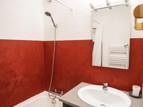 une salle de bain avec un lavabo et une douche dans l'établissement Studio Cosy pour 4 Pers, Proche Remontées Mécaniques et Centre, Balcon Sud, Parking Inclus - FR-1-676-121, à Châtel
