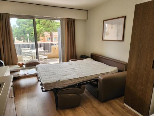 une salle d'hôpital avec un lit et une table dans l'établissement Entre mer et palmiers, à Hyères