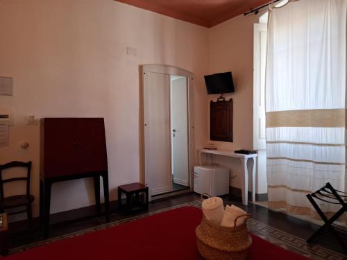 a living room with a couch and a television at Aghinas in Bosa