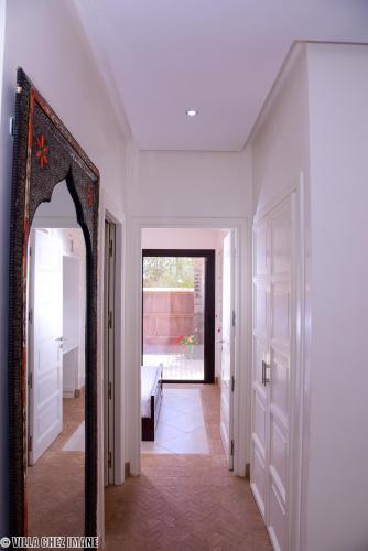 a hallway with a mirror and a room with a bed at VILLA CHEZ IMANE avec piscine chauffée a Orangeraie Dyar Shemsi in Riaïna