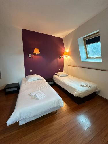 une chambre avec deux lits et une fenêtre dans l'établissement Colocation saisonnière à Azay le Rideau, à Azay-le-Rideau