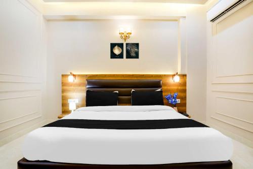 a bedroom with a large white bed in a room at Townhouse Oak Haldwani Kathgharia Chowk in Haldwāni