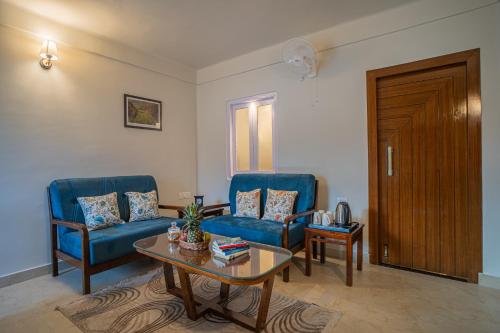 Ruang duduk di Alaya Stays Headingly Suites Lake-Facing 2 BHK Retreat Just Above Mall Road
