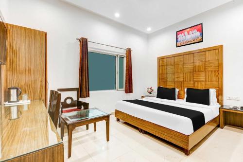 a hotel room with a bed and a table at Townhouse Oak Paharganj Delhi Railway Station in New Delhi