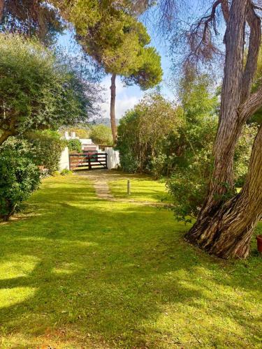 Taman di luar Villa Giò Geremeas fronte mare