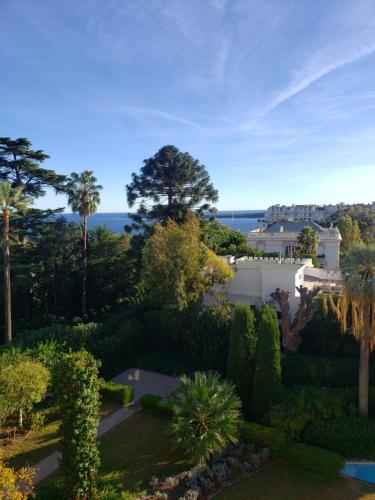 - une vue aérienne sur un jardin planté d'arbres et de buissons dans l'établissement CANNES Vue Mer & Balcon dans Villa Exceptionnelle Belle Époque la Californie, à Cannes