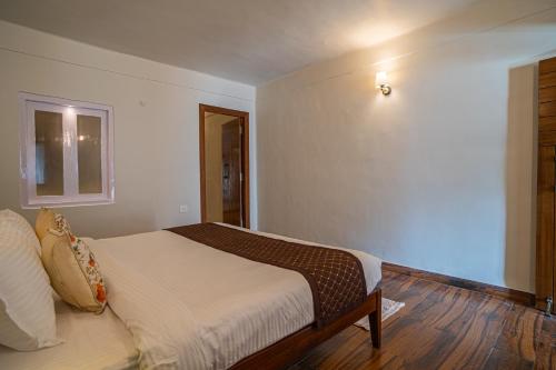 Katil atau katil-katil dalam bilik di Alaya Stays Headingly Suites Lake-Facing 2 BHK Retreat Just Above Mall Road