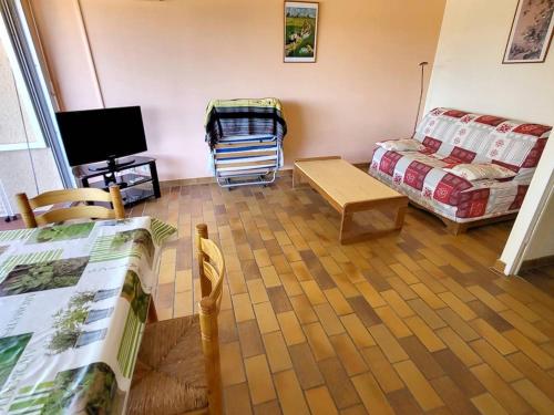 un salon avec un lit et un canapé dans l'établissement T1 climatisé avec parking à 700m des plages, animaux admis - FR-1-316-250, à Le Brusc