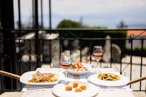 ポルタリアにあるPortaria Hotelのテーブル(3皿の料理とワイン2杯付)