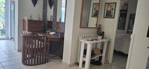 un salon avec une table et des chaises dans l'établissement rez de chaussée de villa, à La Colle-sur-Loup