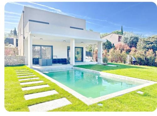 une maison avec une piscine dans la cour dans l'établissement Villa Riviera, à La Celle-sous-Gouzon