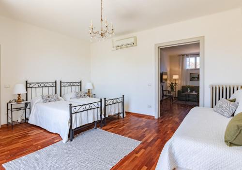Un ou plusieurs lits dans un hébergement de l'établissement Hostly-San Giuseppe Luxury Apartment-By the Tower