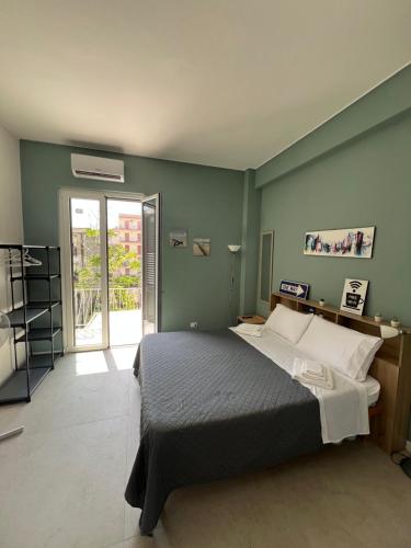 a bedroom with a bed and a green wall at Al Tribunale Guest House in Palermo