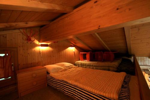 1 Schlafzimmer mit 2 Betten in einer Holzhütte in der Unterkunft Chalet Dalecarlia in Nendaz