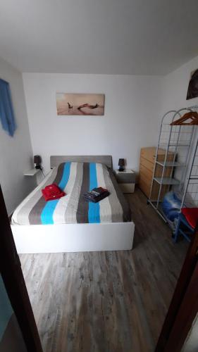 - une chambre avec un lit et du parquet dans l'établissement Les Marines 2, au Barcarès