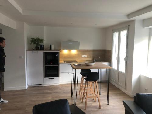 une cuisine avec une table et un comptoir dans l'établissement Appartement plein centre ville, à Boulogne-sur-Mer