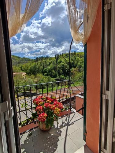 a balcony with a table with flowers on it at Affittacamere Cinque Terre Route 66 in Carrodano Inferiore