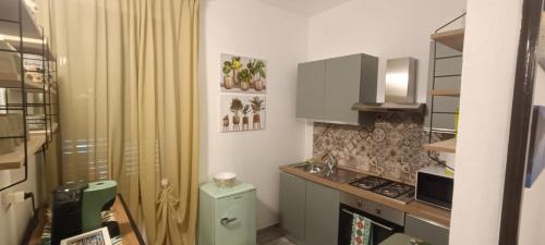 a small kitchen with a sink and a stove at A ca' vostra in Villanova dʼAsti