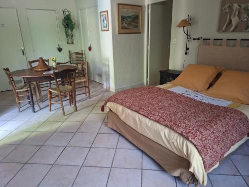 Katil atau katil-katil dalam bilik di La Cartagène - charmant appartement entouré de nature