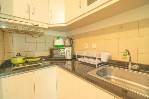 Η κουζίνα ή μικρή κουζίνα στο Peaceful 2BR Near Mall Thamrin, SCBD Netflix