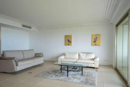 un salon avec un canapé et une table dans l'établissement Appartement vue mer Cannes, à Cannes