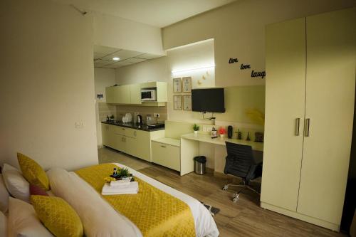 Η κουζίνα ή μικρή κουζίνα στο Luxury Apartment Near Pari Chowk