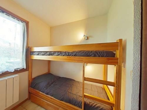 une chambre avec deux lits superposés dans une pièce dans l'établissement Appt T3 au centre, terrasse sud, proche commerces - FR-1-241-169, au Grand-Bornand