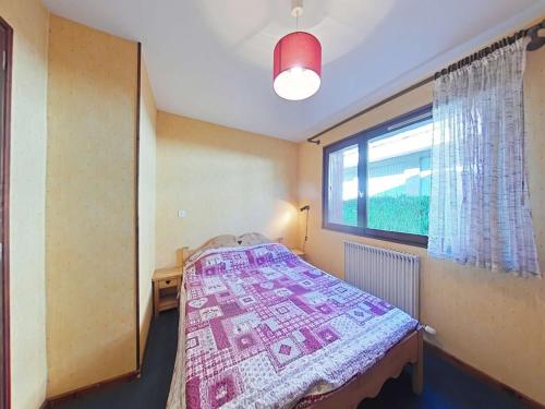 une chambre avec un lit et une fenêtre dans l'établissement Grand-Bornand Appt 6 pers. 2 chambres - Navette ski, Cheminée, Ménage inclus - FR-1-241-62, au Grand-Bornand