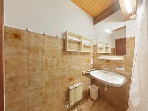 une salle de bain avec un lavabo et un miroir dans l'établissement Bel Appt 2P avec mezzanine, parking à 900m du centre - FR-1-241-101, au Grand-Bornand