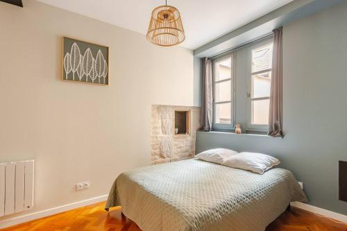 une chambre avec un lit et une fenêtre dans l'établissement OWL PRESTIGE Dijon, à Dijon