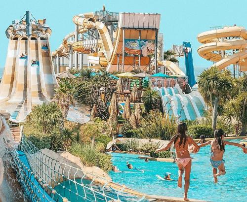 Deux filles dans un parc aquatique dans l'établissement Luxe Amerikaanse Camper, à Lévignacq