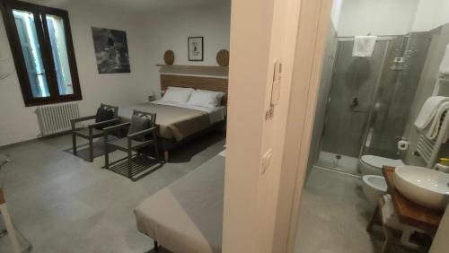 Ein Badezimmer in der Unterkunft La Torre di Longara