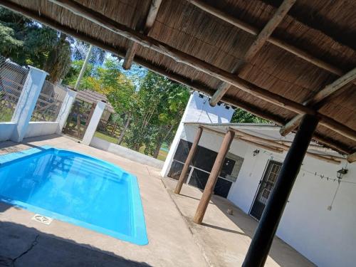 a swimming pool in the backyard of a house at Cabaña el gato blanco in La Porteña