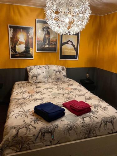 une chambre avec un lit avec deux oreillers dessus dans l'établissement Un bol d’air à la campagne, à Saint-Diéry