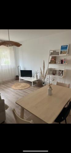 un salon avec une table et un piano dans l'établissement L'Iris Provençal, Avignon France, à Avignon