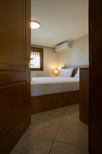 Ένα ή περισσότερα κρεβάτια σε δωμάτιο στο Aegean Breeze House