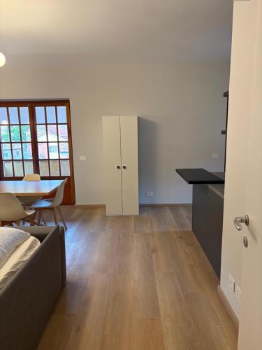 an empty room with a kitchen and a dining table at Vivic Attic Monforte in Monforte dʼAlba