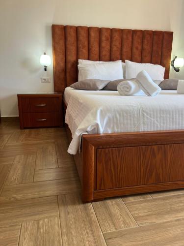 Una cama o camas en una habitación de Hotel Lula Ksamil